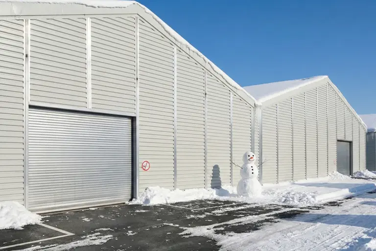 Eingeschneite Leichtbauhalle