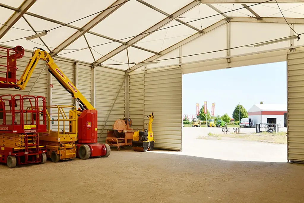 Fahrzeughalle für Baumaschinen