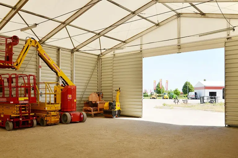 Fahrzeughalle für Baumaschinen