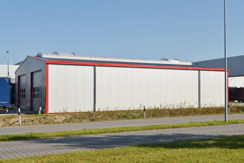 Fahrzeughalle mit Firstlichtband