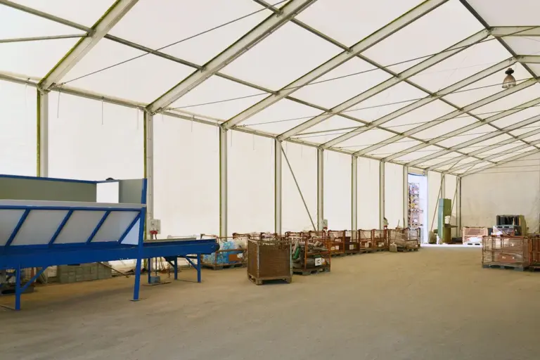 Innenansicht eines Industriezeltes