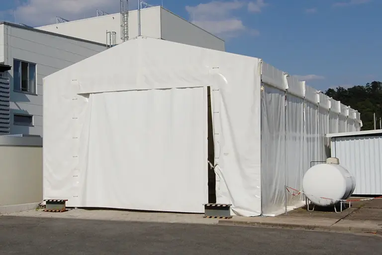 Industriezelt mit Planenverkleidung