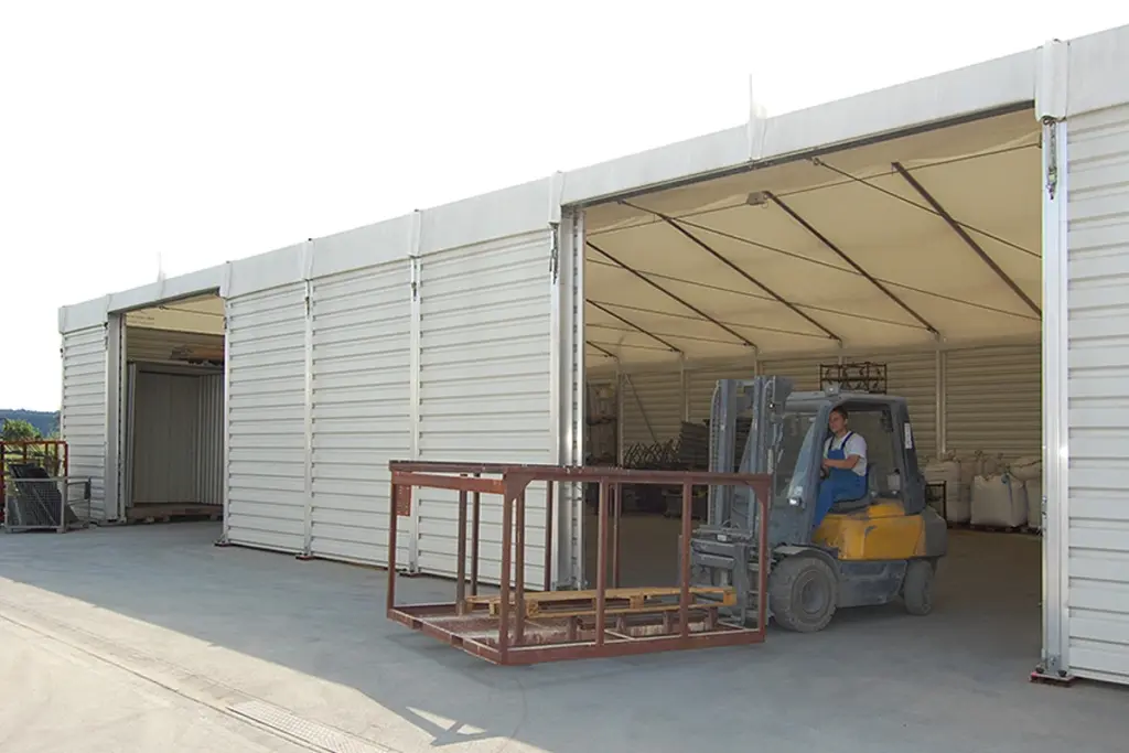 Lagerhalle mit zwei Schiebetoren in der Längswand