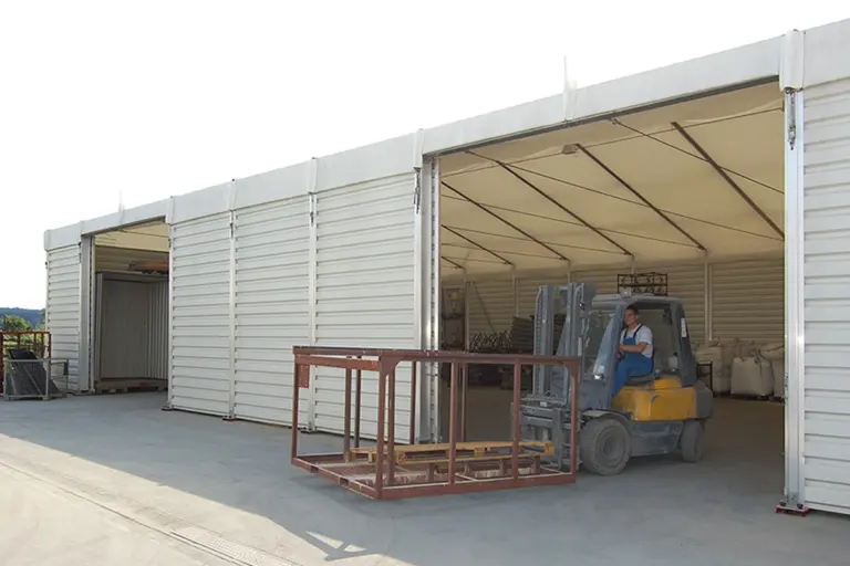 Lagerhalle mit zwei Schiebetoren in der Längswand