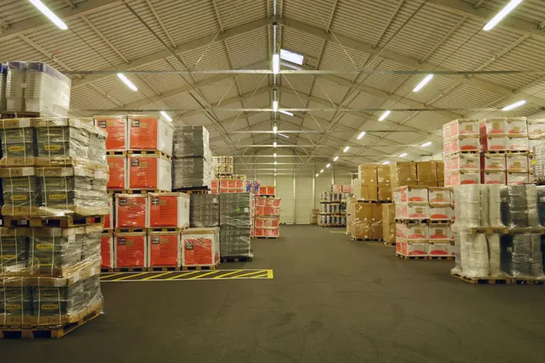 Innenansicht einer Lagerhalle