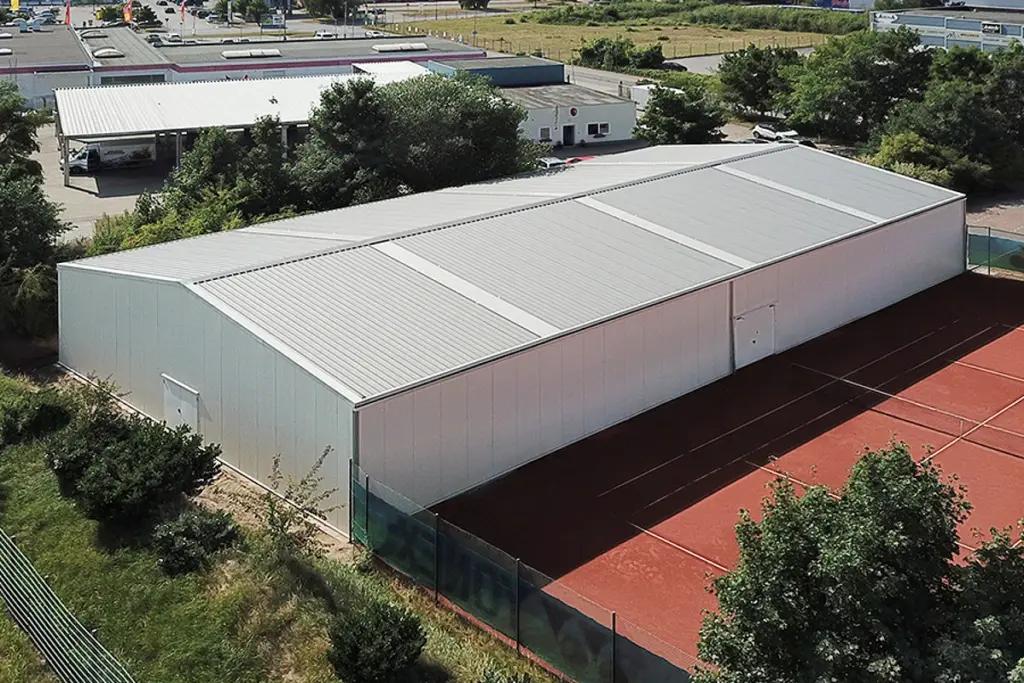 Große Lagerhalle auf einer Tennisanlage