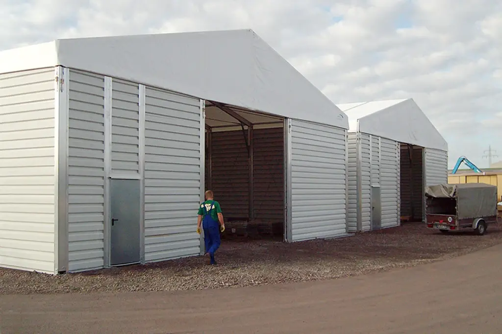 Zwei Lagerhallen je 15 x 50 m