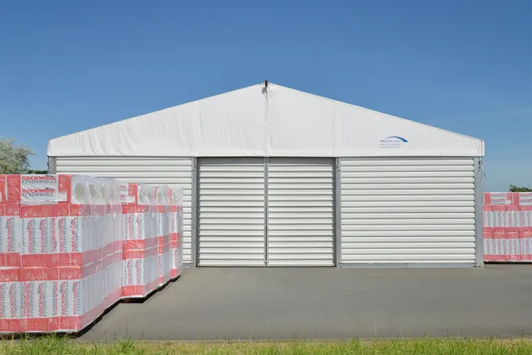 Giebelansicht vom Lagerzelt