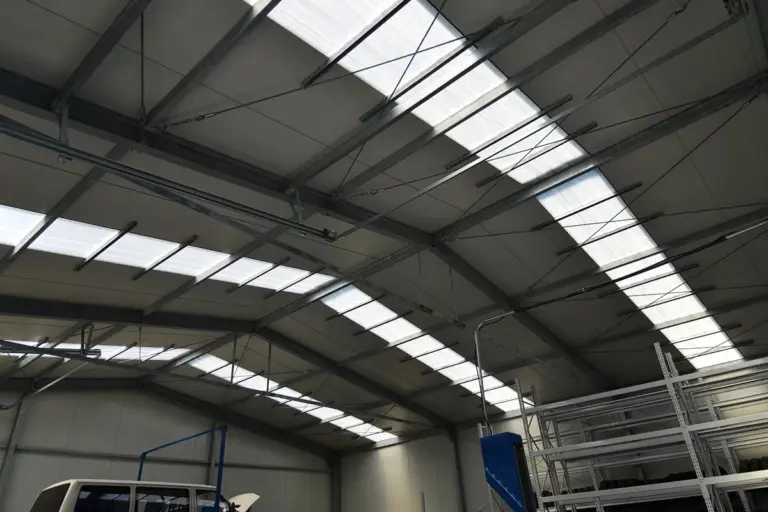 Lichtbänder im Hallendach