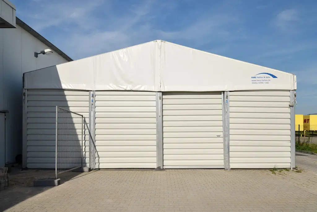 Giebelseite einer mobilen Halle mit Schiebetor