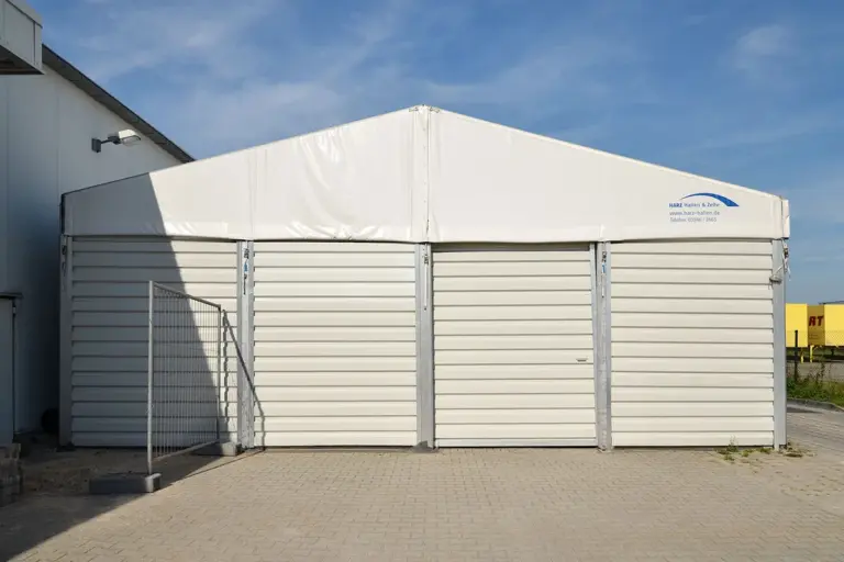 Giebelseite einer mobilen Halle mit Schiebetor