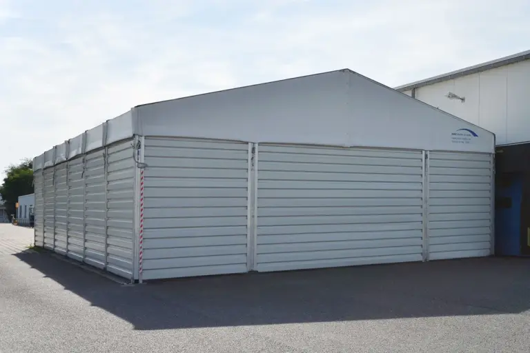 Rückseite einer mobilen Halle