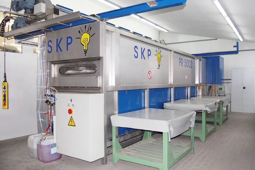 Professionelle Reinigung mit einer teilautomatisierten Planenwaschanlage