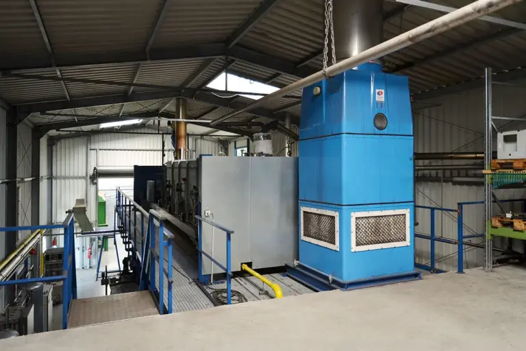 Innenansicht einer Produktionshalle mit Blockheizkraftwerk