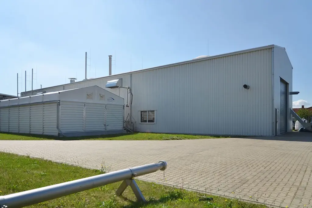 Individuelle Produktionshalle und angrenzendes Industriezelt