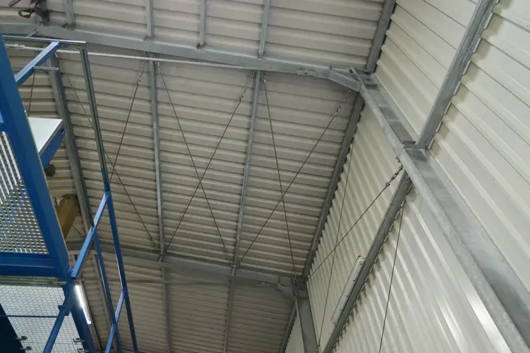 Stahlkonstruktion einer Produktionshalle im Detail