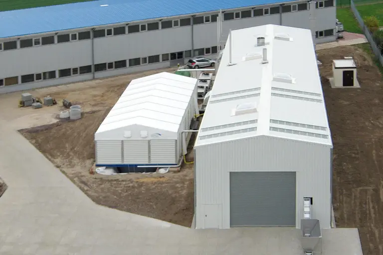 Zwei Hallen aus der Vogelperspektive