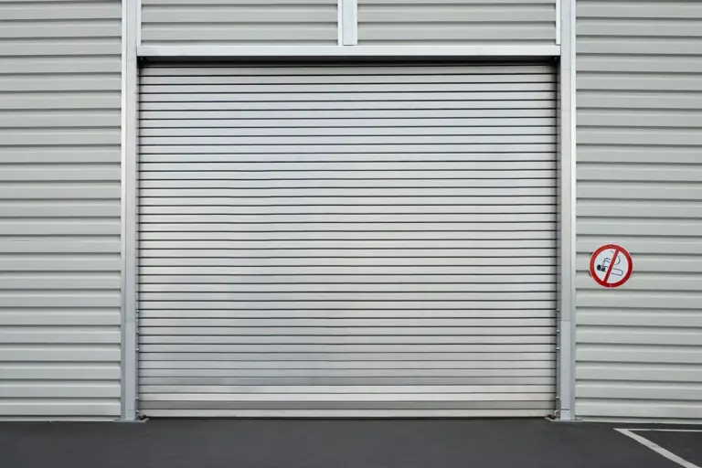 Rolltor einer Lagerhalle