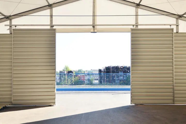 Giebelwand mit Schiebetor