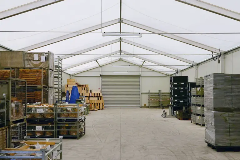 Innenansicht einer Schnellbauhalle