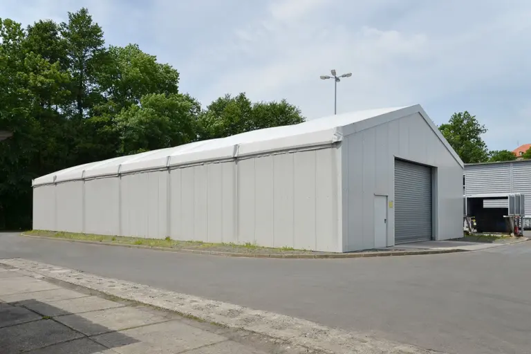 Isolierte Schnellbauhalle