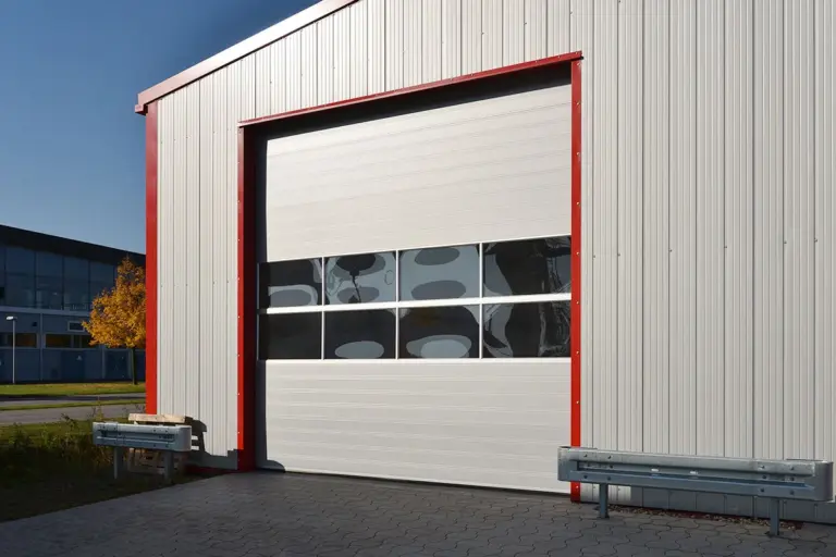 Großes Sektionaltor mit Fensterelementen