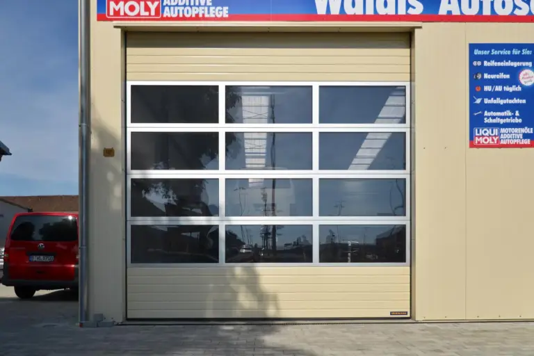 Sektionaltor in Längswand