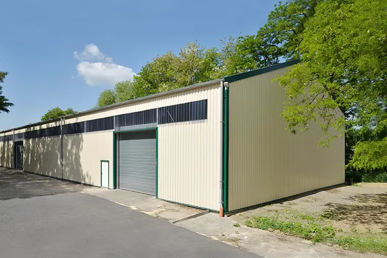 Systemhalle in hellelfenbein (RAL 1015)