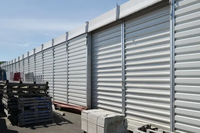 Wandverkleidung eines Lagerzeltes in Trapezblech-Ausführung