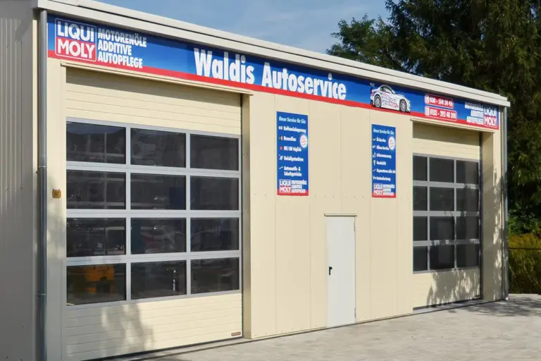 Längswand einer Werkstatthalle mit zwei Sektionaltoren