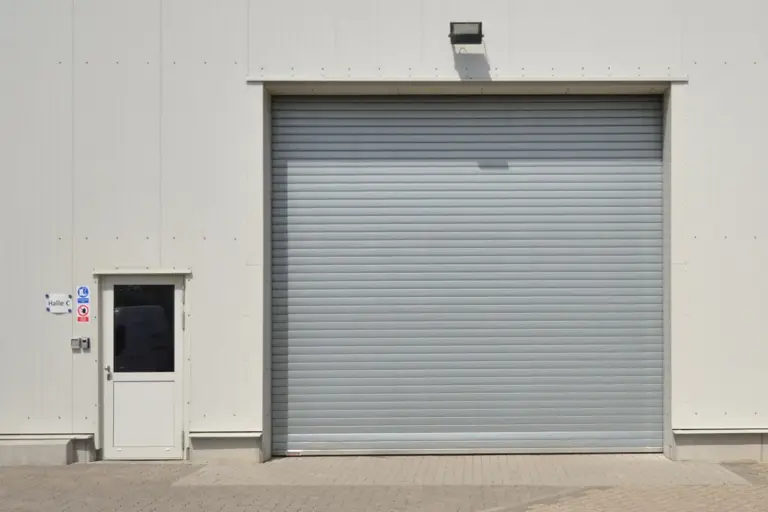 Rolltor und Personaltür einer Fertighalle